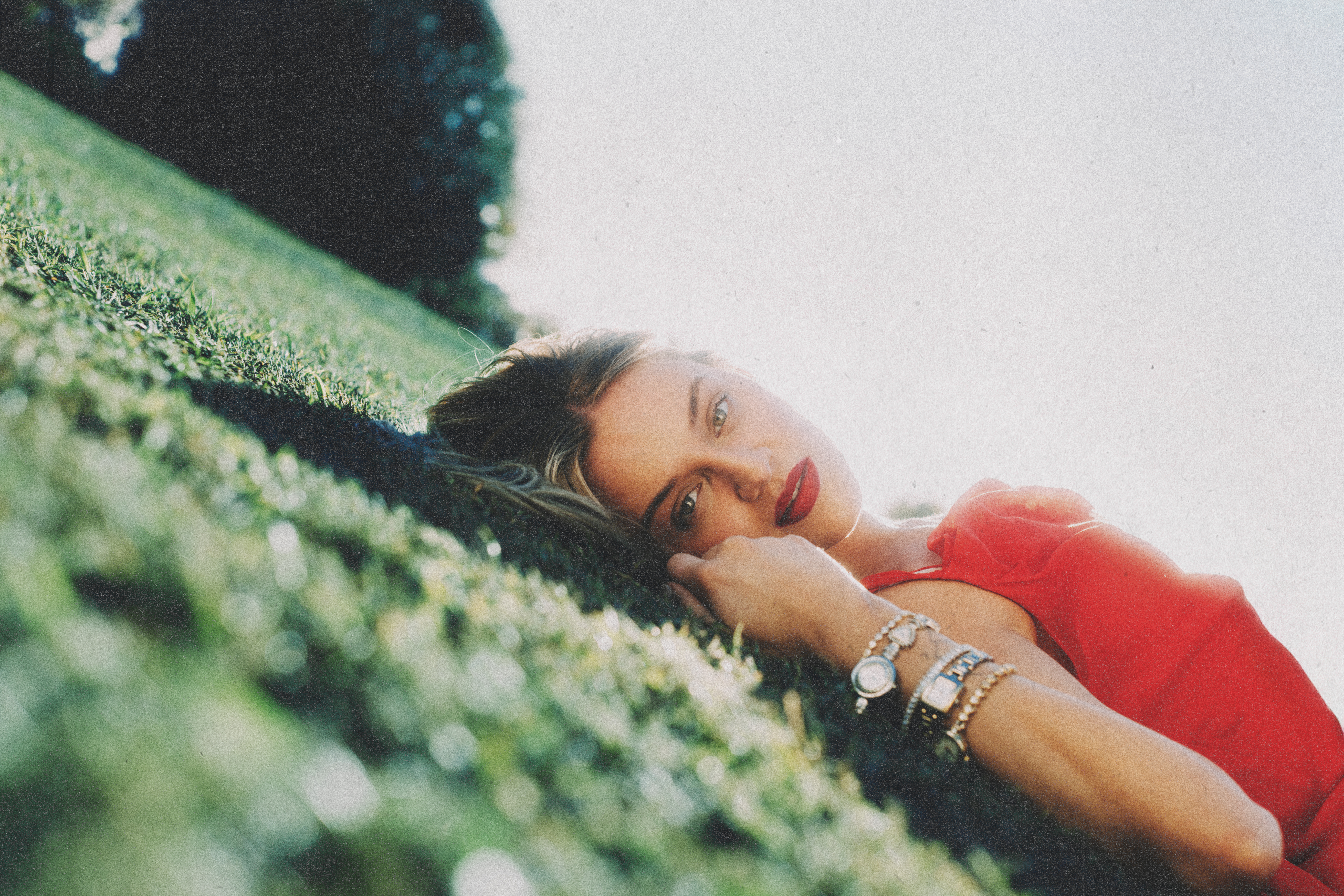 Kelsea Ballerini Hopes It’s Not Too Late on Meditative Single ‘I Sit in Parks’