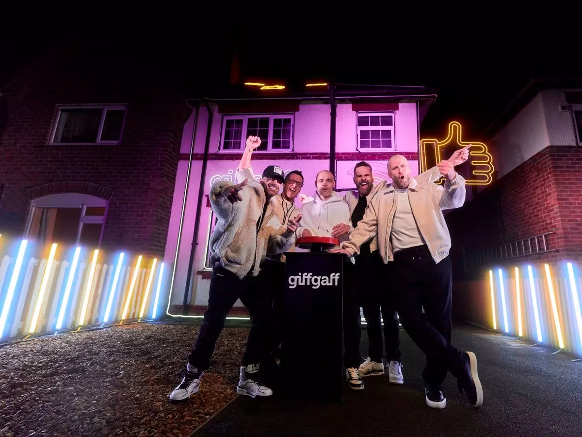 Keep On Movin! Boyband Five send fans wild at surprise pub gig to celebrate big switch on