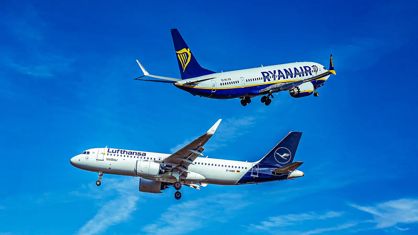 The Striking Differences Between The Boeing 737 MAX & Airbus A320neo