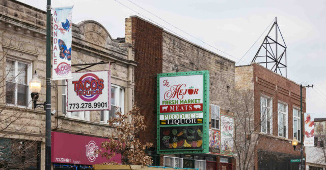 Trump Immigration Enforcement Drive Pressuring Chicago's Migrant Economy