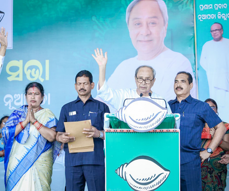 Naveen Patnaik leads massive roadshow in Nuapada, seeks vote for BJD’s Snehangini Chhuria