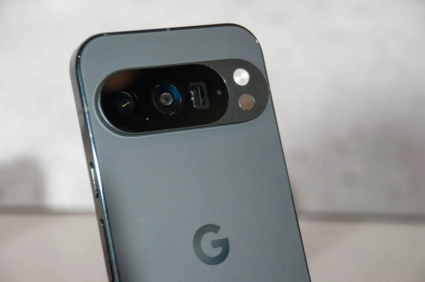 Android Circuit: Pixel 10 Pro Sales, Niagara’s Artistic Update, Galaxy Unpacked Details