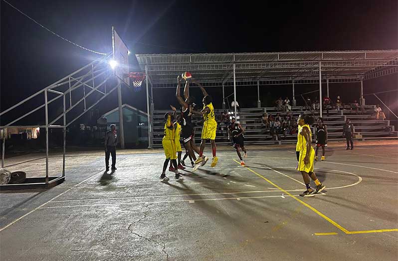 Brusches Basketball Classic : Royals and Jets through to semi-finals