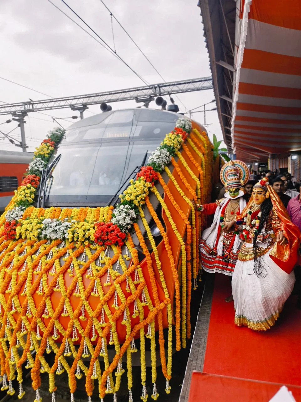 എറണാകുളം- ബെംഗളുരു വന്ദേഭാരത് പ്രധാനമന്ത്രി നരേന്ദ്ര മോദി ഫ്ലാഗ് ഓഫ് ചെയ്തു ; ഉദ്ഘാടന ചടങ്ങിൽ പങ്കെടുത്ത് ഗവർണറും കേന്ദ്രമന്ത്രി സുരേഷ് ഗോപിയും