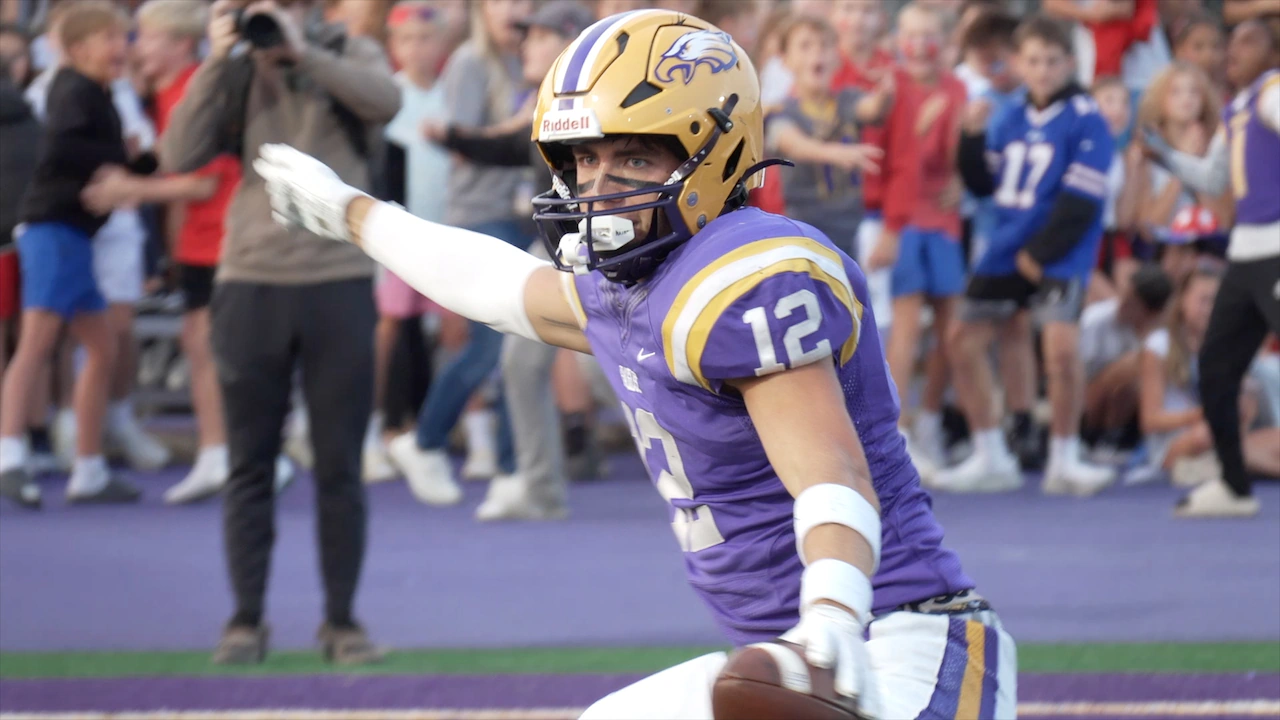 Barr, Jerdonek power Avon to 46-13 playoff victory over Olmsted Falls