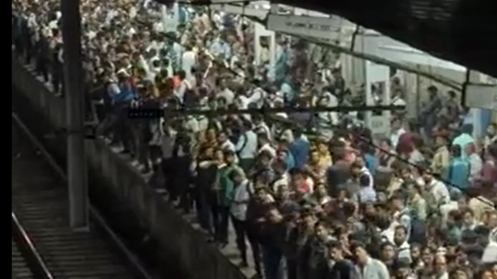 Mumbai Local Horror Video: People Risk Their Lives To Board Train, Internet Says ‘Maut Aajaye But Thane Se…’
