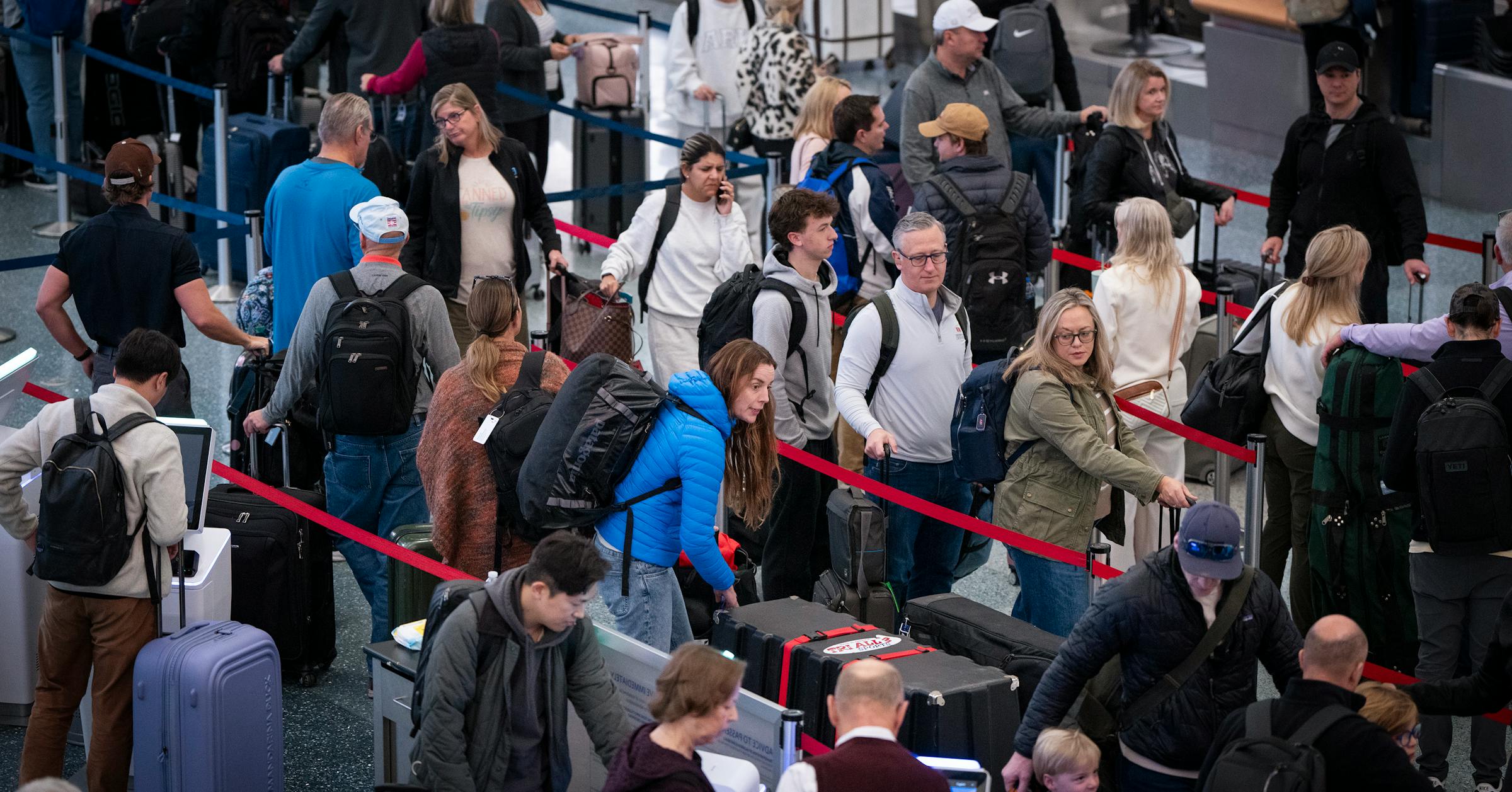 Travelers soldier on through MSP delays, cancellations