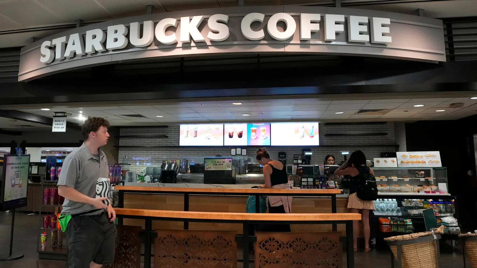 Why Starbucks Is Losing Ground In China To Local Coffee Chains | Watch