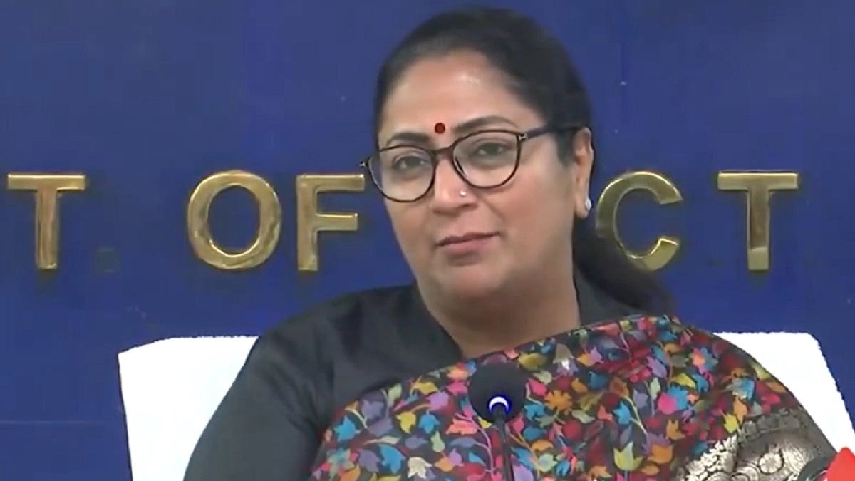 Delhi Air Pollution: CM Rekha Gupta Decides To Implement Staggered Working Hours for Delhi Govt, MCD Offices From November 15 Amid Rising Pollution