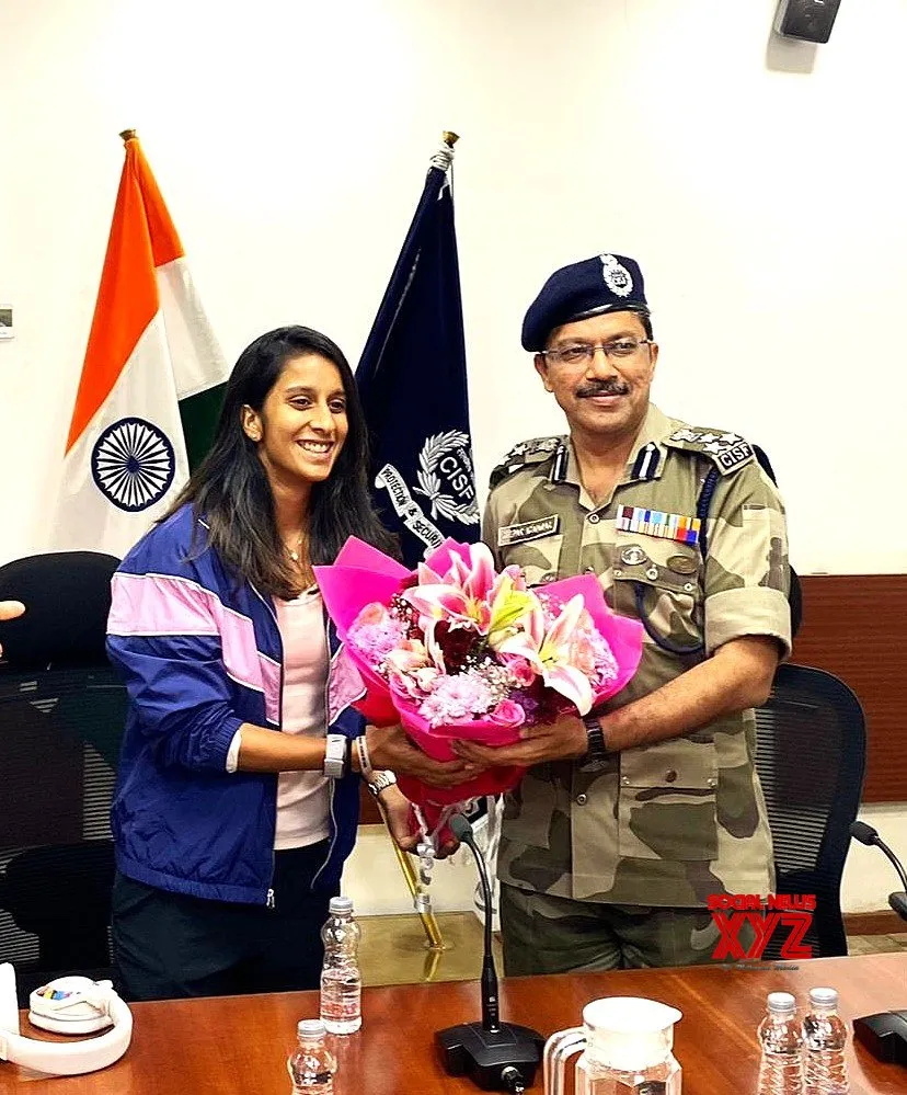 Jemimah Rodrigues honoured by CISF personnel at ASG Mumbai Airport