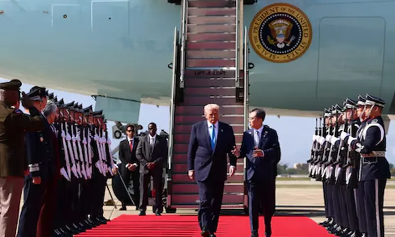 Trump talks up trade deal prospects as Asia tour hits South Korea