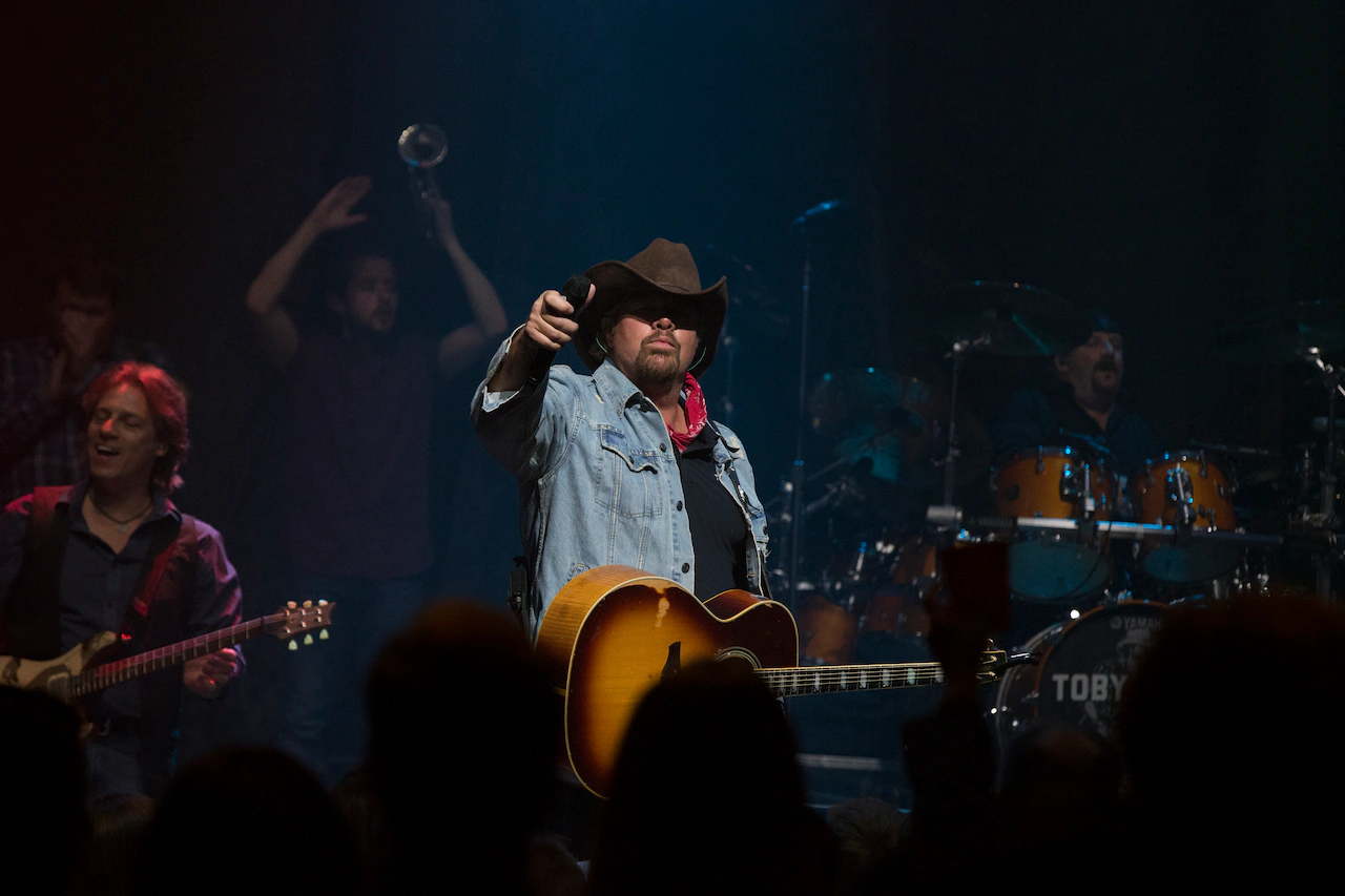 Country music star who died and was brought back saw Toby Keith on the other side