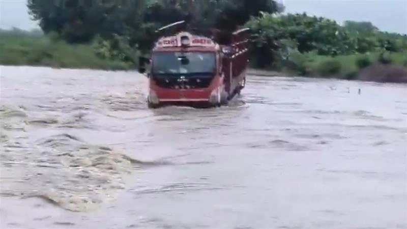 Khammam: Driver Missing After Truck Swept Away in Overflowing Nimmavagu Stream Amid Cyclone Montha Rains in Telangana; Rescue Operation Underway (Watch Video)
