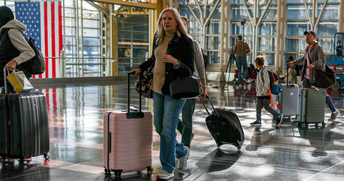 Even if shutdown ends now, flying home for Thanksgiving could still be travel nightmare