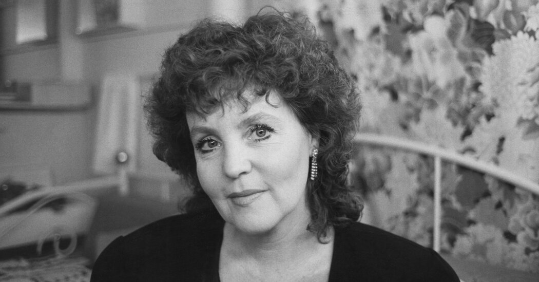 Pauline Collins, 85, Dies; Stage and Screen Star of ‘Shirley Valentine’