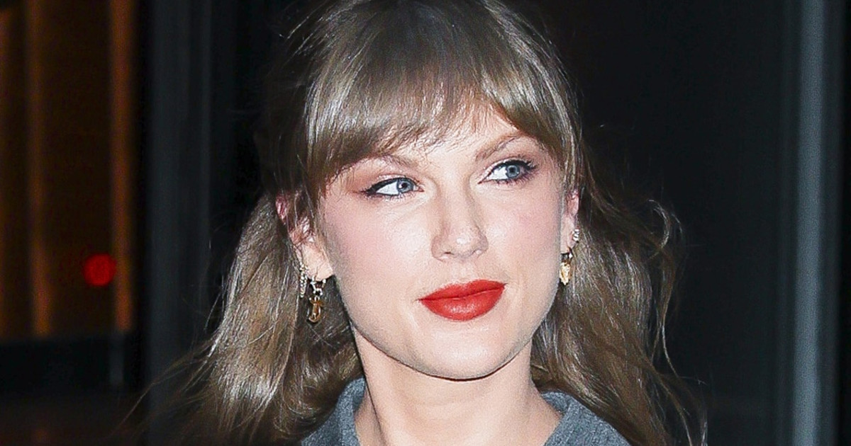 Taylor Swift Rocks Mini-Skirt & 6-Inch Heels With Sabrina Carpenter in Girls' Night Out