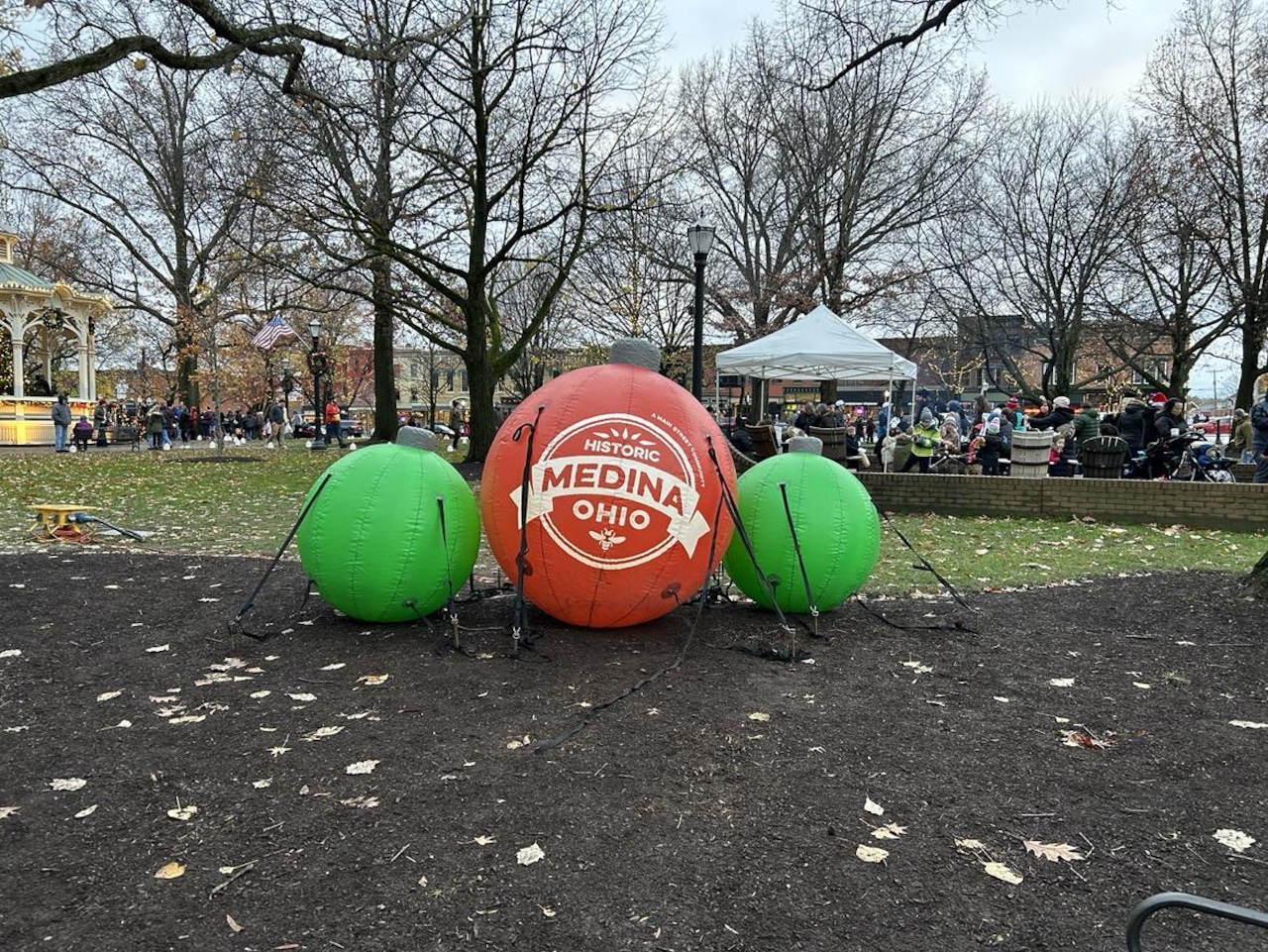 Medina’s Candlelight Walk brings holiday magic to historic district