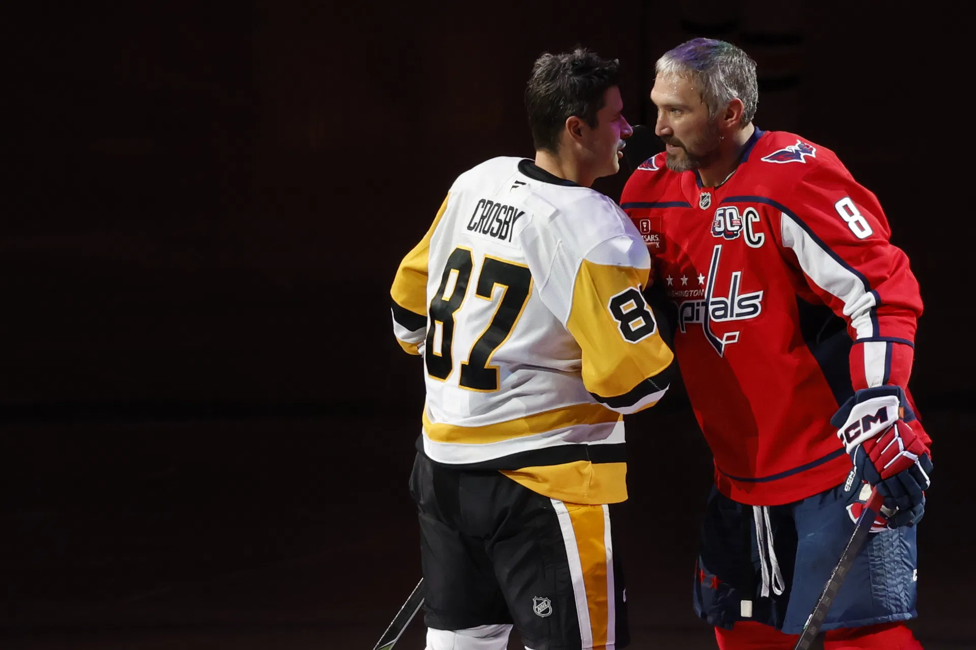 Alex Ovechkin reacts to Penguins’ congratulatory messages after 900th goal