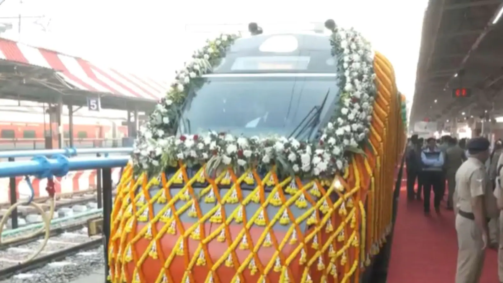 PM Modi Flags Off Four New Vande Bharat Express Trains From Varanasi | Updates