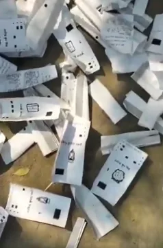 അത് വോട്ടിങ് യന്ത്രം ശരിയോ എന്ന് പരിശോധിച്ചതിന്റെ രസീതികൾ; ഉദ്യോഗസ്ഥന് സസ്പൻഷൻ