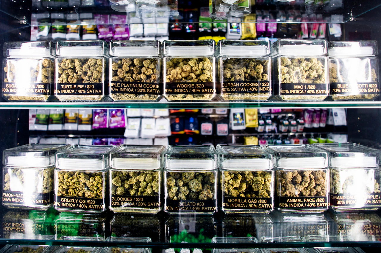 Marijuana shops asked to snitch on customers in Michigan