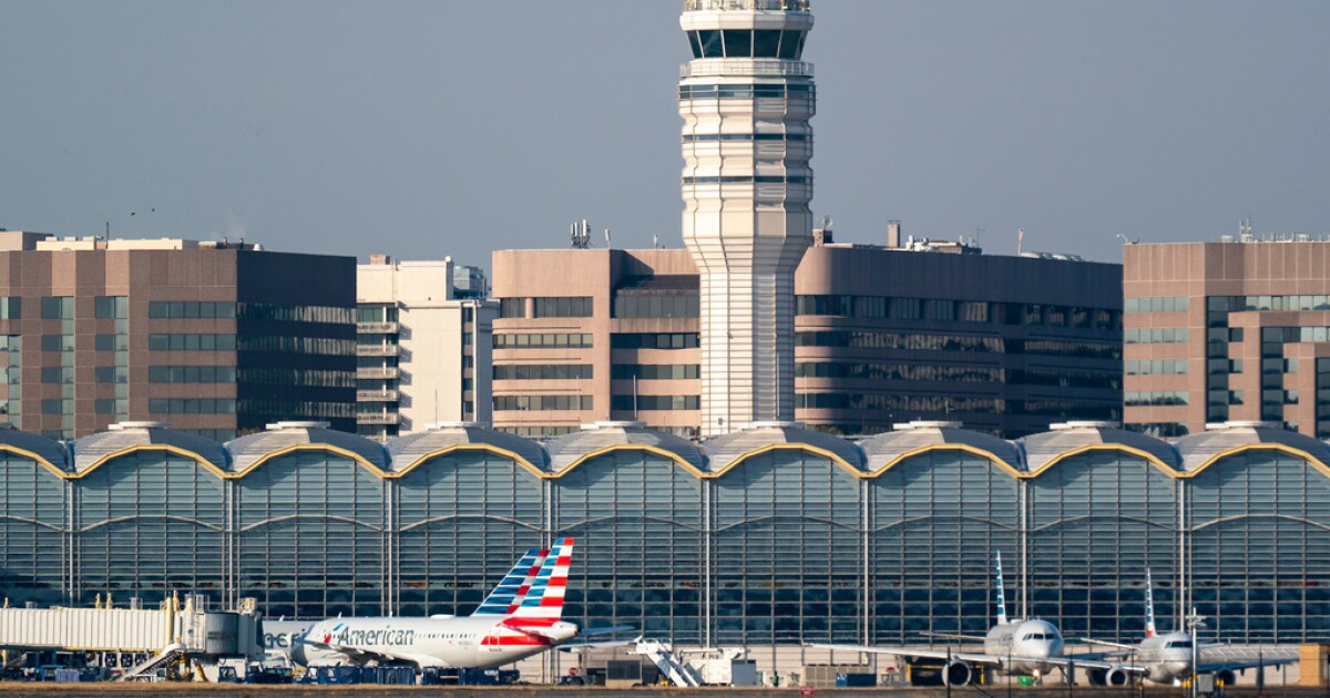 Shutdown grounds hundreds of flights Saturday; Sunday to bring over 1,000 more