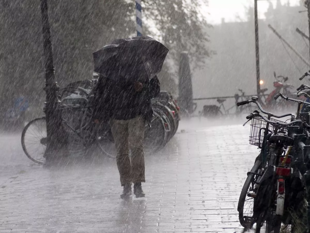 Met Eireann issue 12-hour rain warning for three counties as heavy downpours to batter Ireland