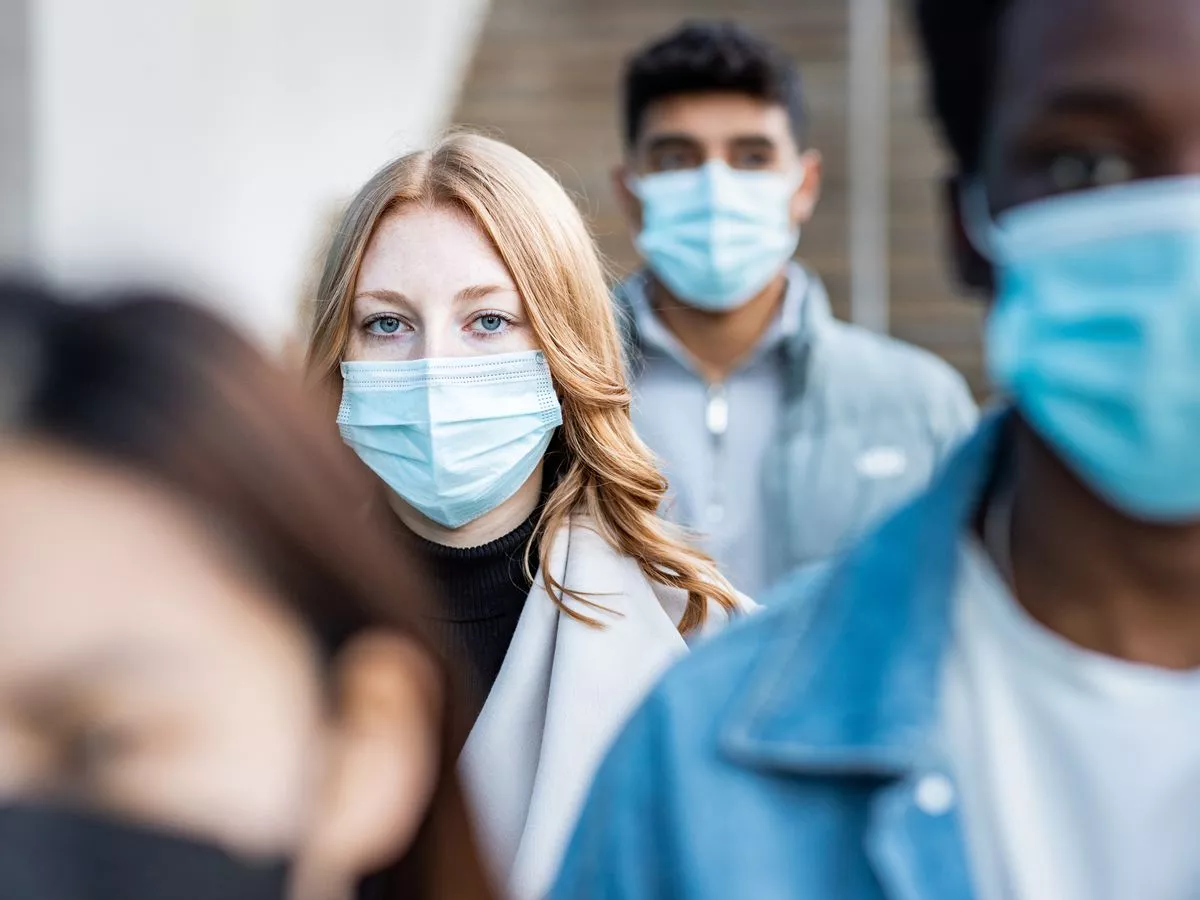 Scots urged to wear a face mask when outside if they have these 3 symptoms