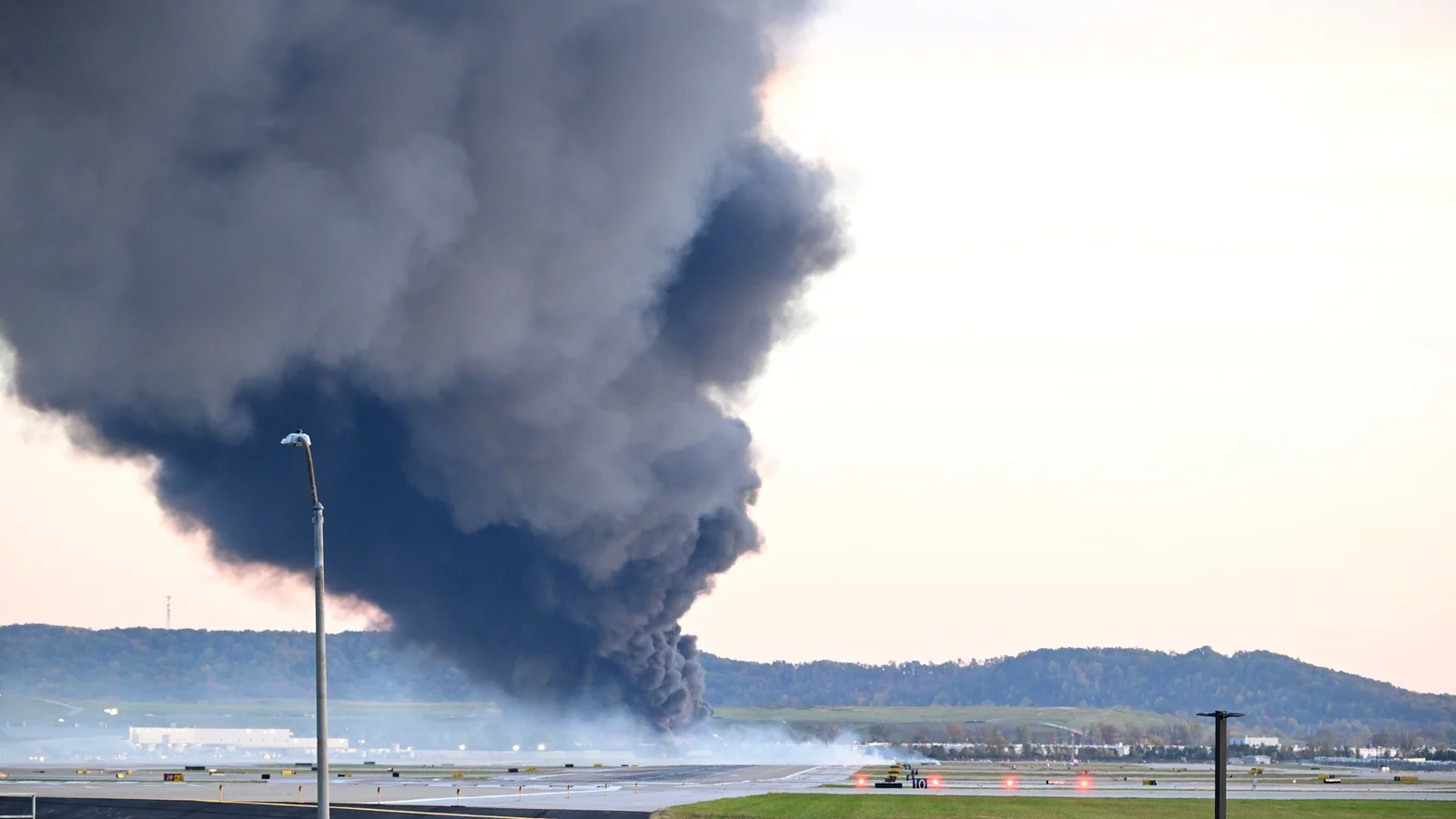 U.S. carriers ground MD-11 freighters after Kentucky crash