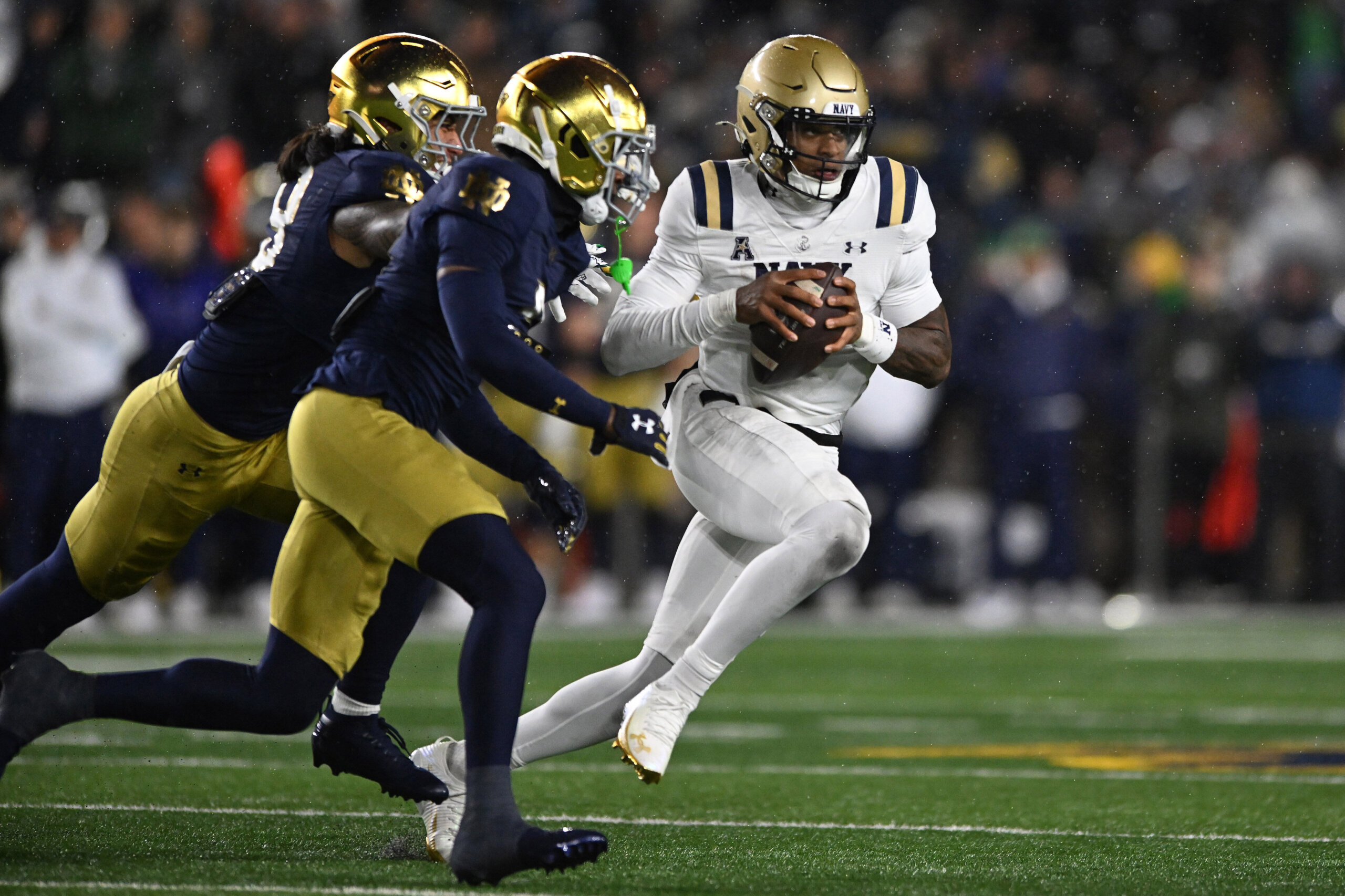 Carr throws 3 TD passes on snowy night to lead No. 10 Notre Dame past Navy, 49