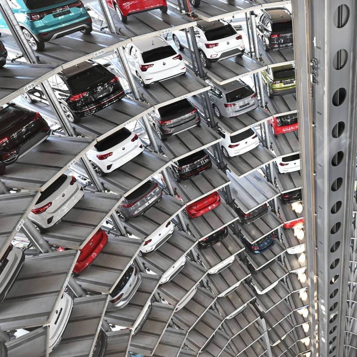 EU carmakers ‘days away’ from factories halting work in chip war with China