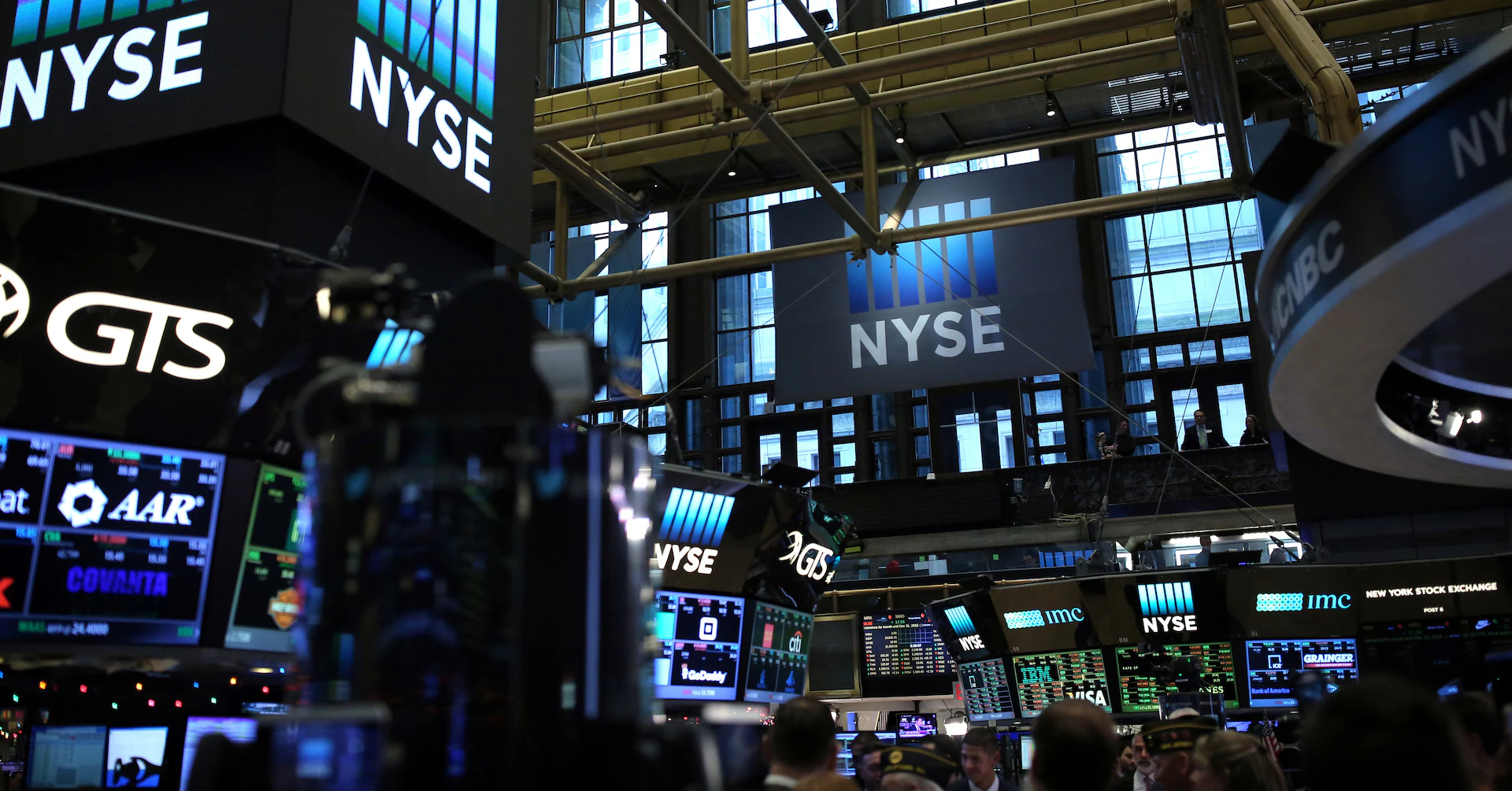 Stocks climb as tech shares rebound; dollar extends recent gains - Reuters