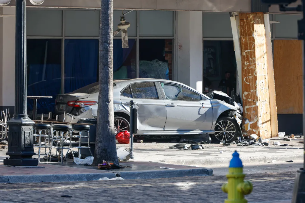4 dead after car crashes into Tampa LGBTQ bar during police chase