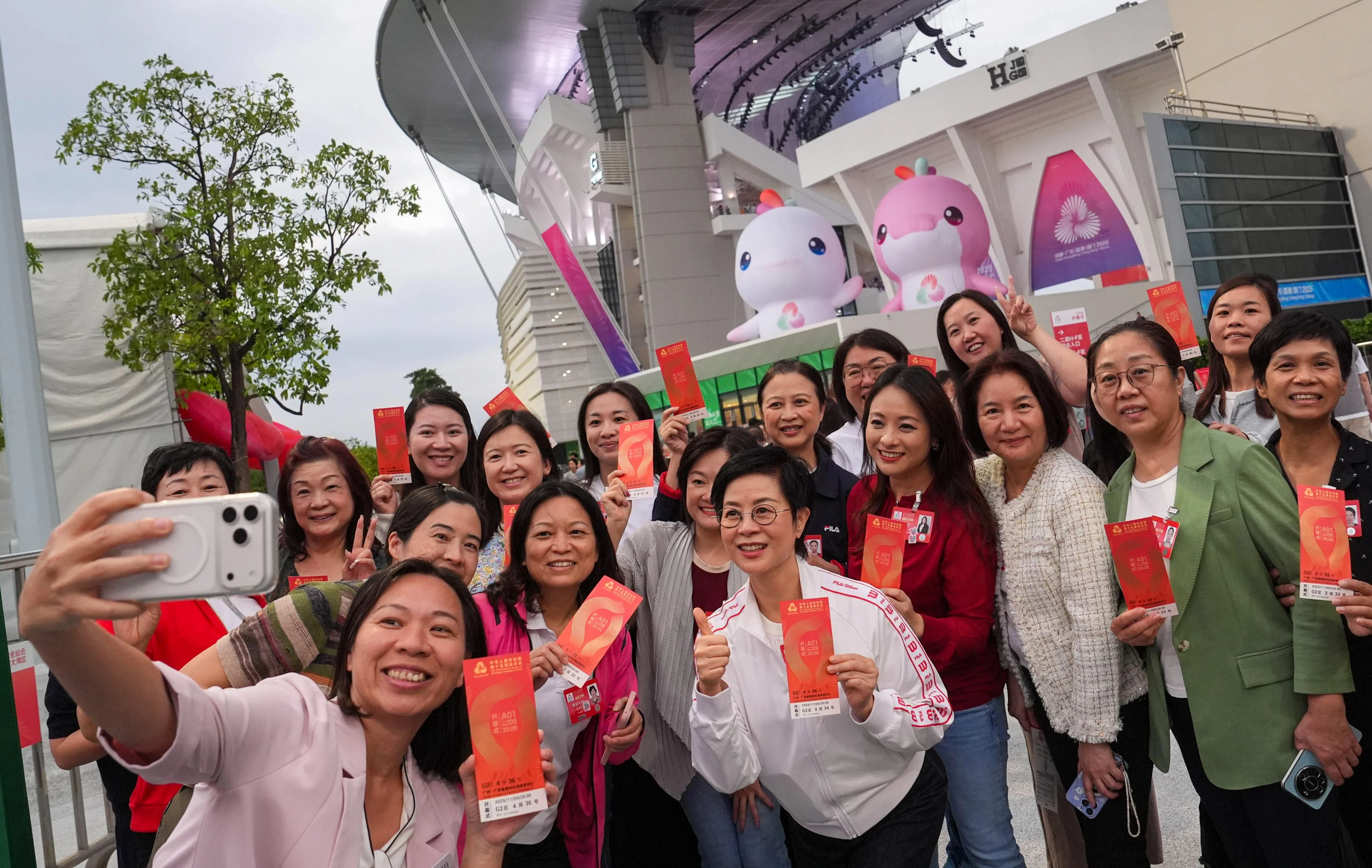Crowds gather in Guangzhou, Xi meets IOC chiefs ahead of opening ceremony