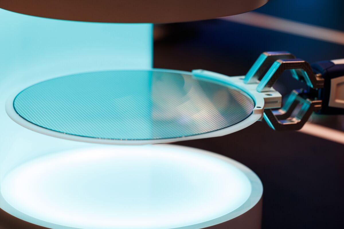 Asia’s AI Shares Plunge Sows Doubts Over World-Beating Rally