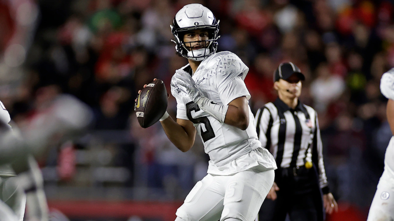 Oregon vs. Iowa prediction, picks and best bets: Are Ducks prepared for scrappy Hawkeyes?