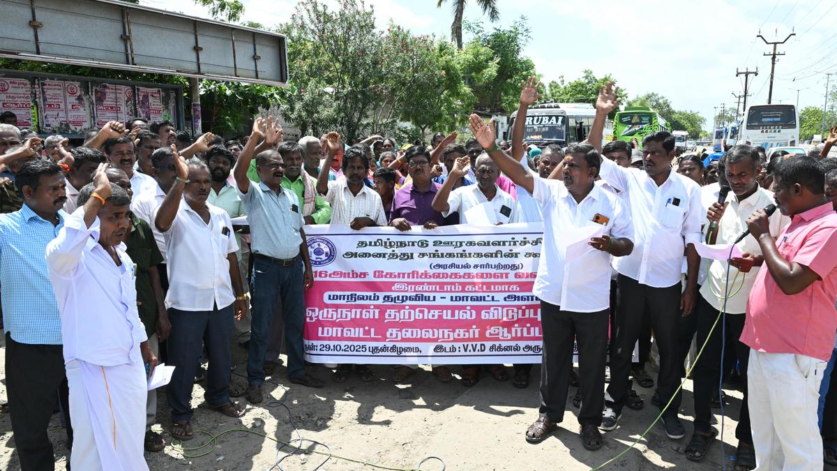 Rural development department staff stage demonstration in Thoothukudi