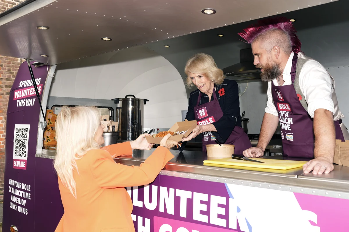 Queen a natural at serving jacket potatoes, says social media star Spudman