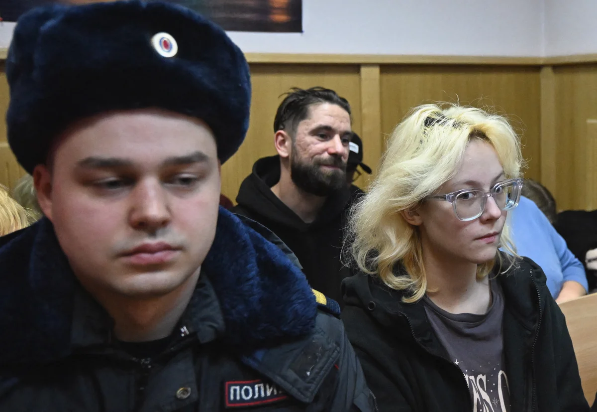 Russian musicians who sang anti-Kremlin songs on street given extra jail time