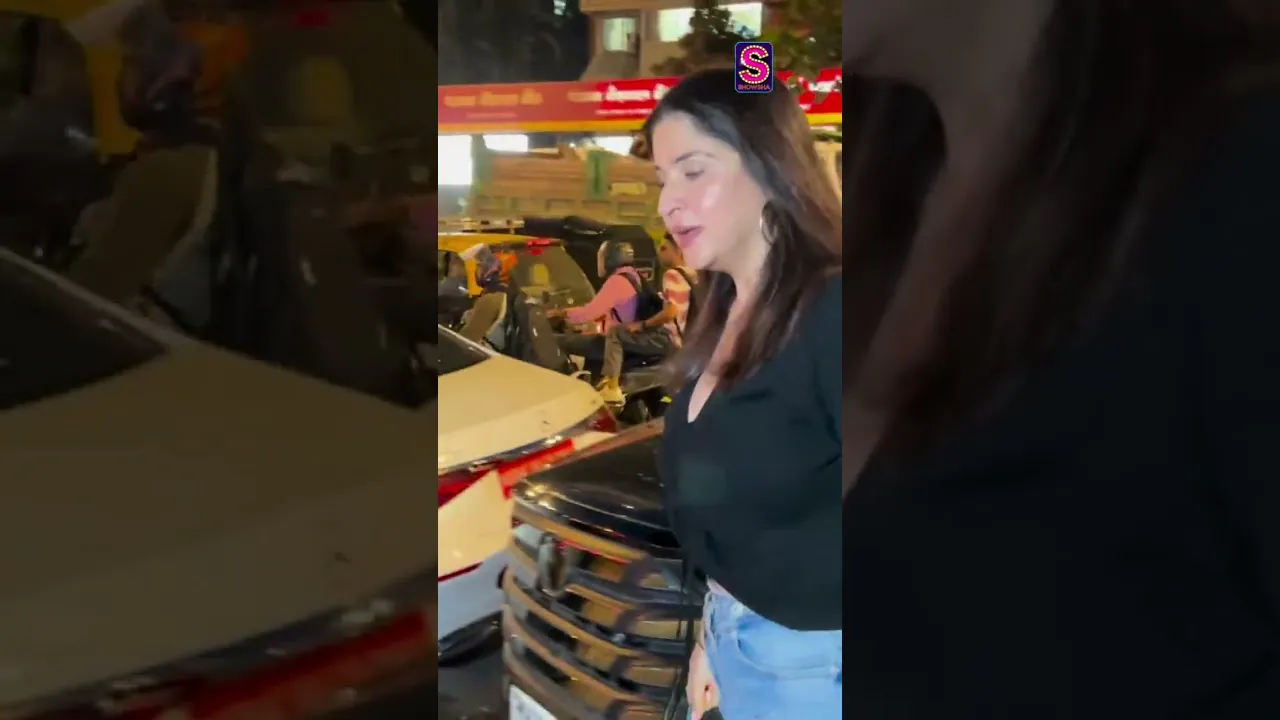 Maheep Kapoor All Smiles As She Waves At Paps During Her Outing In Town! | Viral | N18S