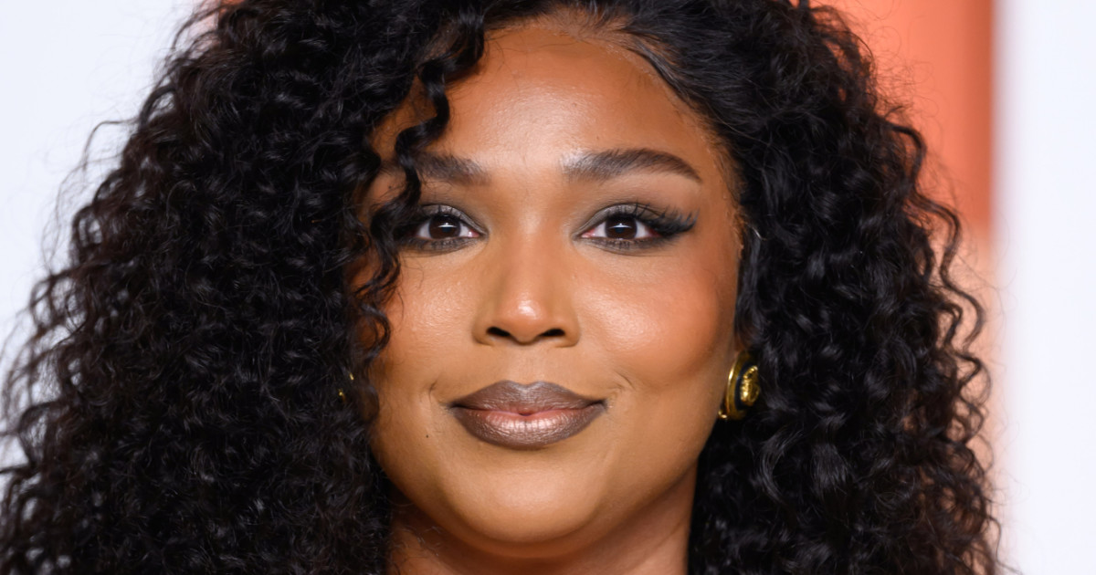 Lizzo Sparkles on the Red Carpet in Form-Fitting Sequin Gown