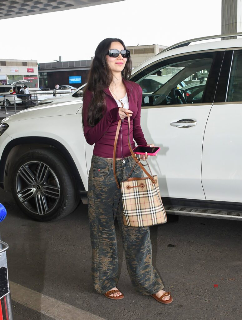 Mumbai: Zara Khan Spotted at Airport #Gallery