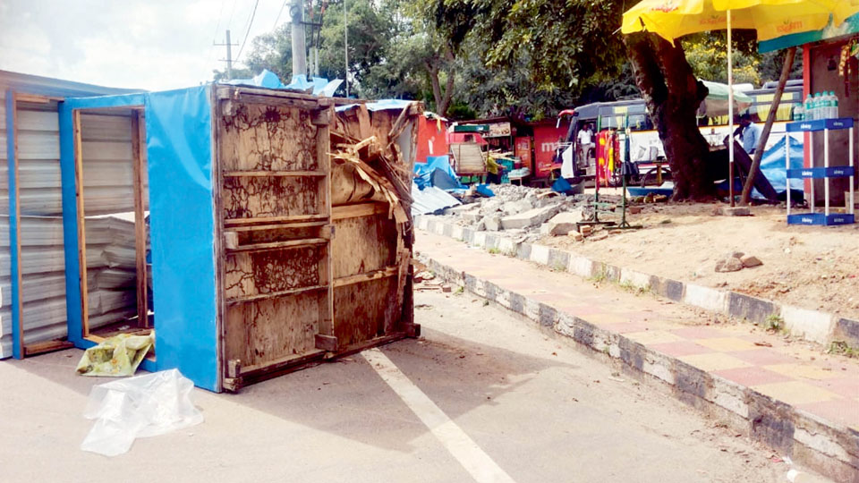 Illegal petty shops atop Chamundi Hill evicted