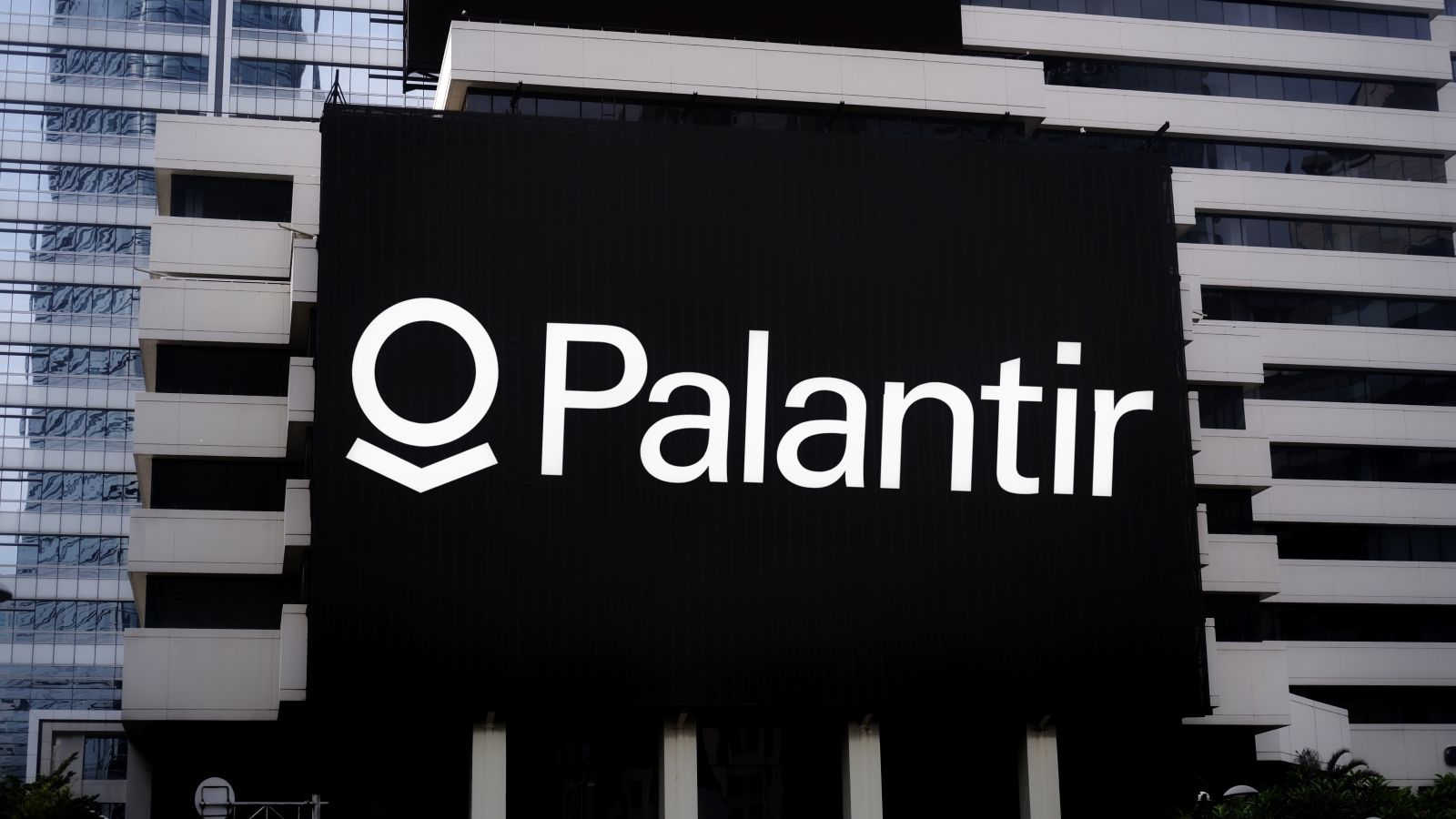Why Is Everyone Watching Palantir Stock?
