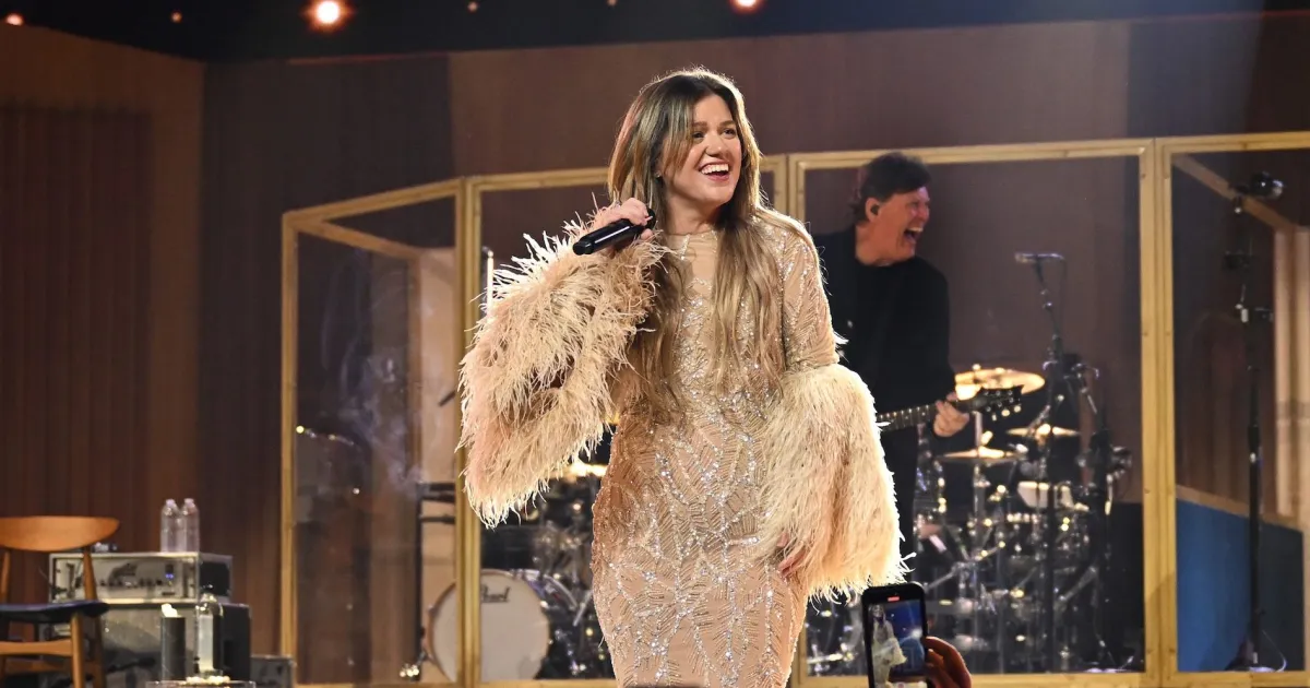 Kelly Clarkson Helps Fans Get Engaged in 1st Concert Since Ex’s Death