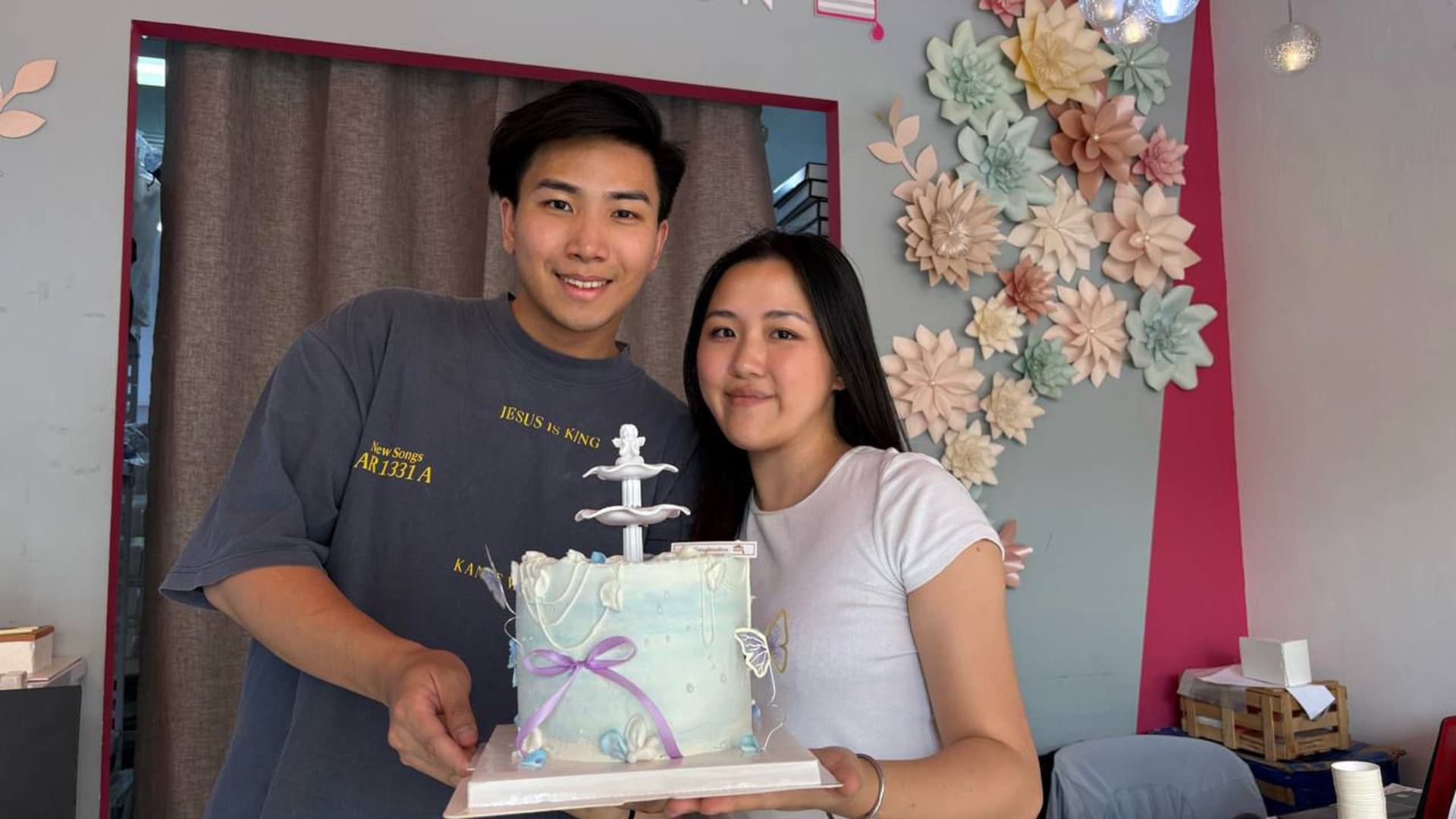 This Gen-Z couple runs a $650,000 a year celebrity cake business