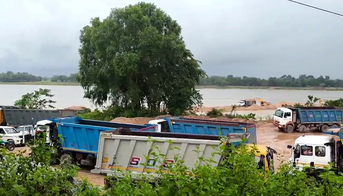 Illegal sand mining busted in Odisha’s Keonjhar; 3 excavators, 2 trucks seized