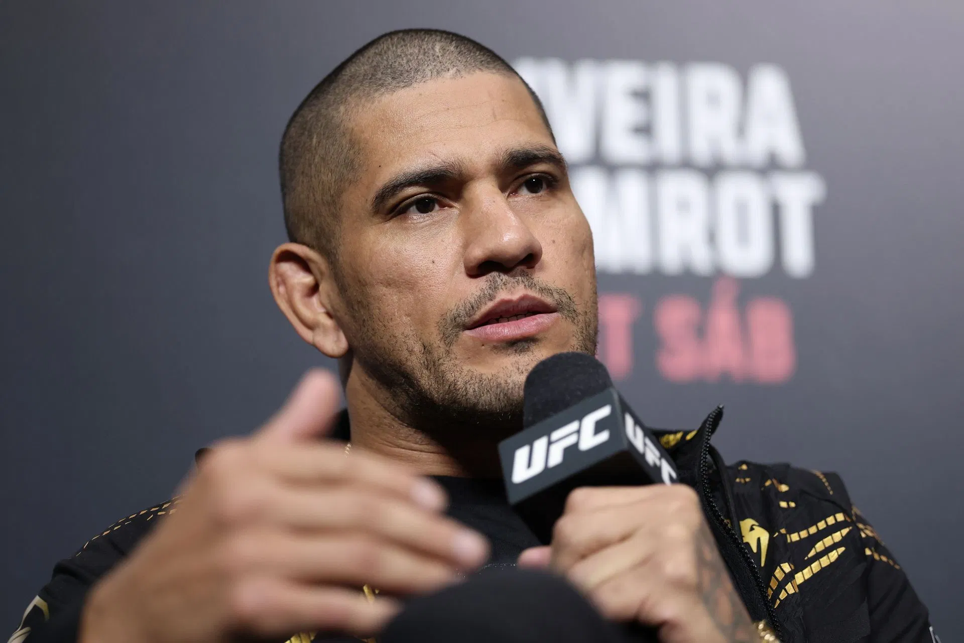 [Photos] Alex Pereira poses before F1 icon Ayrton Senna’s mural at the Brazilian Grand Prix