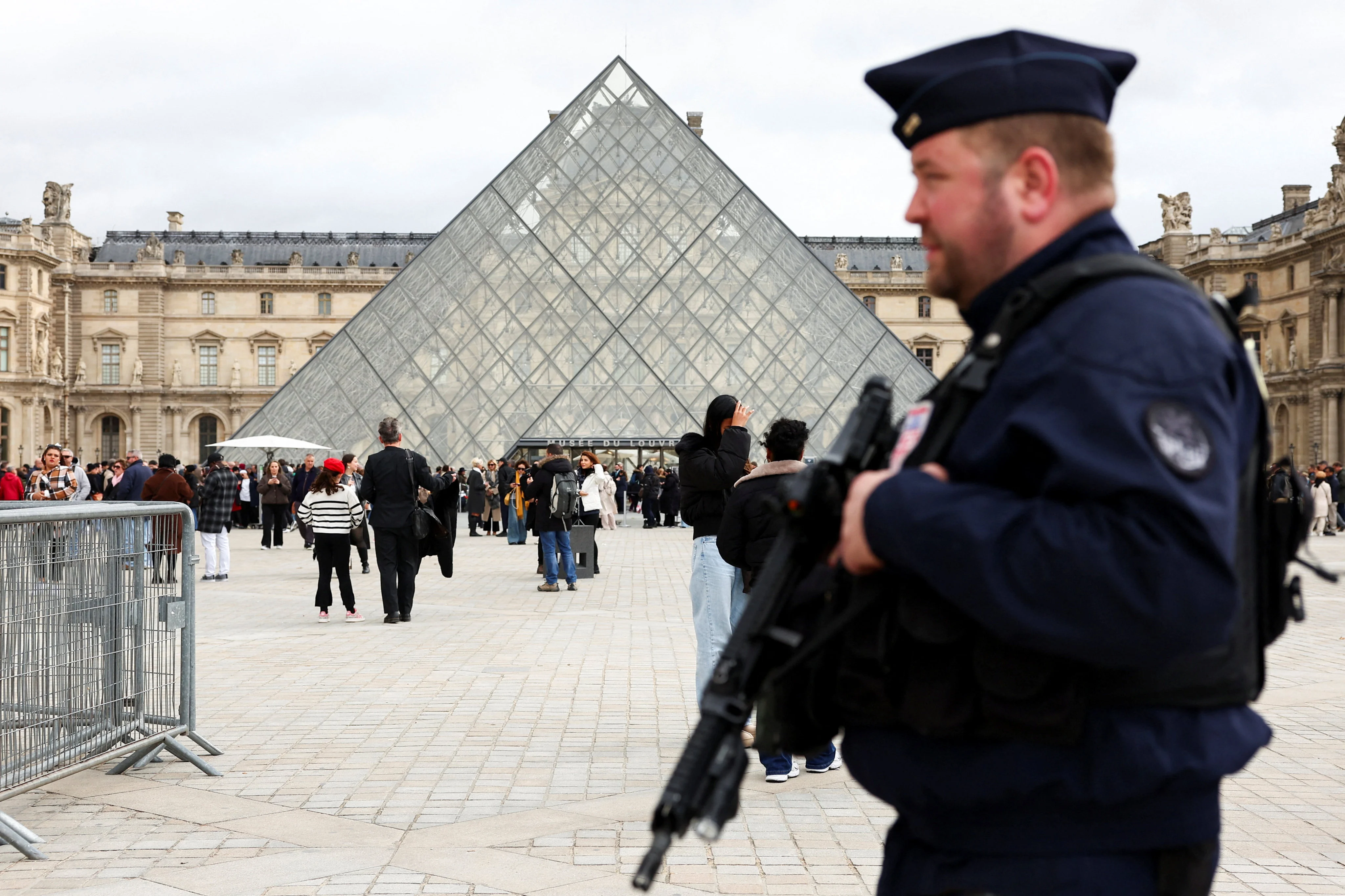 2 men arrested in Louvre heist to be charged, but jewels not found