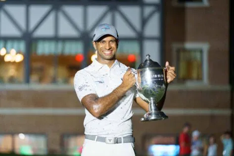 PGA Tour Pro’s Emotional Embrace With Father After Ending Winless Curse Melts Fans’ Hearts